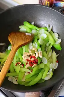 Make Celery lilies for cashew nuts step 3