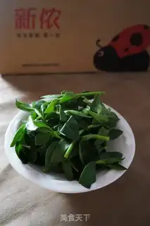 Make Strawberry in a heartline salad step 1