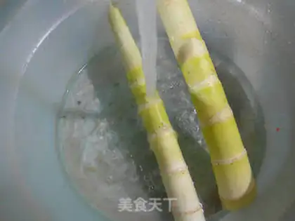 Make Salt Thunder Bones soup step 1
