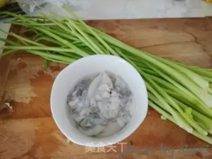 Make Squidfish frying celery step 0