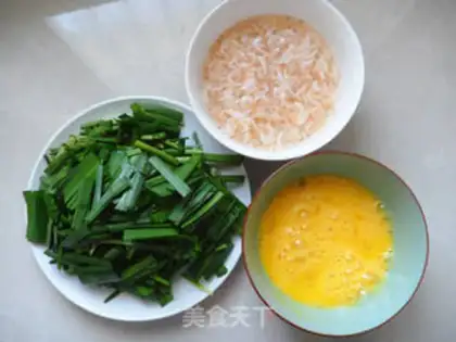 Make Shrimp-covered eggs step 1