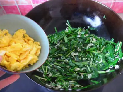 Make Shrimp-covered eggs step 5