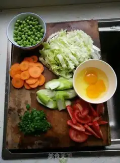 Make Egg and vegetable noodles step 0