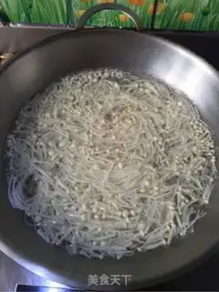 Make Frozen needle mushrooms step 1