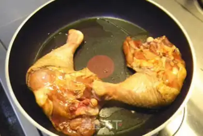 Make Potato steamed chicken legs step 1
