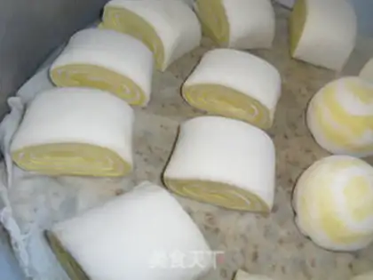 Make Pumpkin double-coloured buns step 5