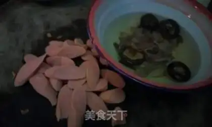 Make Seafood ham and rice step 1