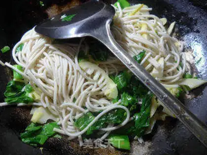 Make Cricket eggs, fried noodles step 8