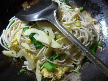 Make Cricket eggs, fried noodles step 9