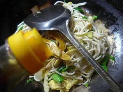 Make Cricket eggs, fried noodles step 10