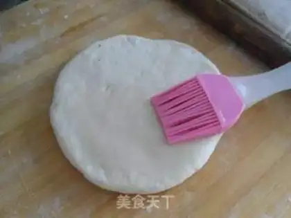 Make Onion pig hoof rolls step 5