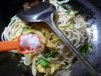 Make Cricket eggs, fried noodles step 11