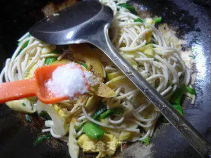 Make Cricket eggs, fried noodles step 12