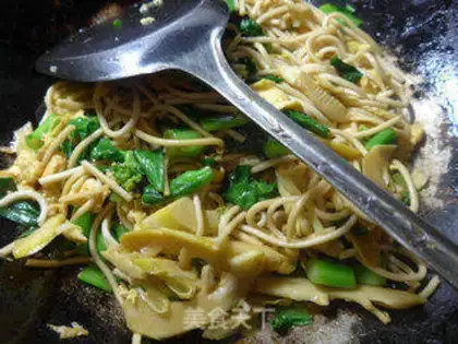 Make Cricket eggs, fried noodles step 13