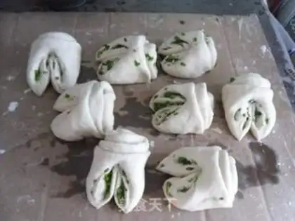 Make Onion pig hoof rolls step 12