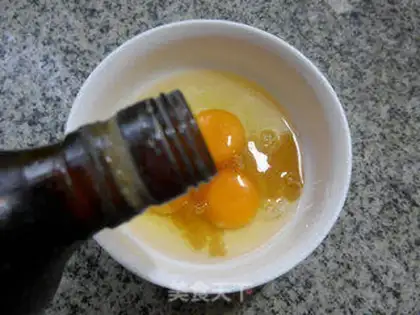 Make Snow pickles with hot fried eggs step 1