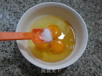 Make Snow pickles with hot fried eggs step 2