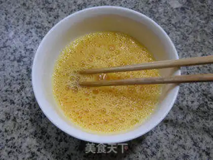 Make Snow pickles with hot fried eggs step 3