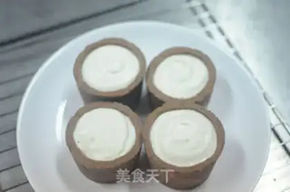 Make Mickey Cupcake step 9