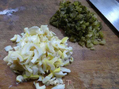 Make Snow pickles with hot fried eggs step 4