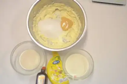 Make Mickey Cupcake step 11