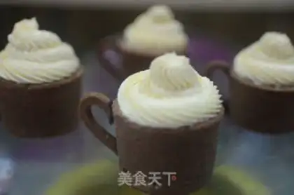 Make Mickey Cupcake step 13