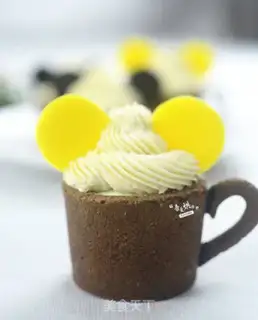 Make Mickey Cupcake step 14