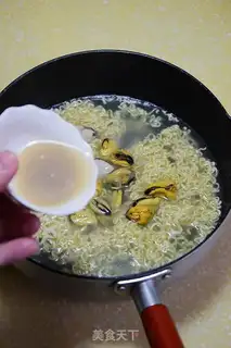 Make Seafood noodles step 1