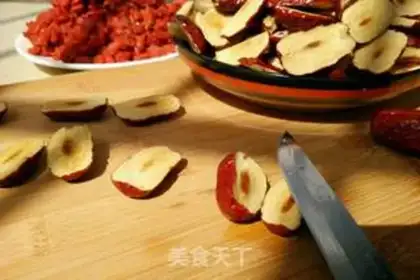 Make The red date sauce step 0