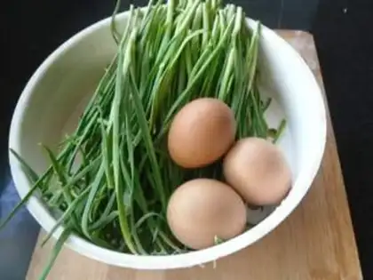 Make Eggs and garlic step 0