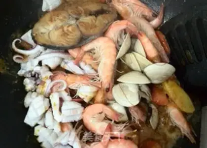 Make Coconut curry seafood step 6