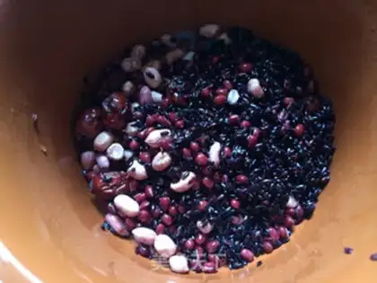 Make Black rice, red bean date congee step 2