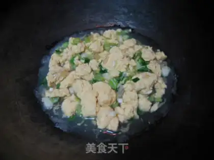 Make Garlic sprouts and eggs step 4