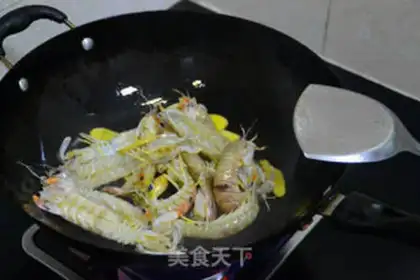 Make Spicy leather shrimp step 3