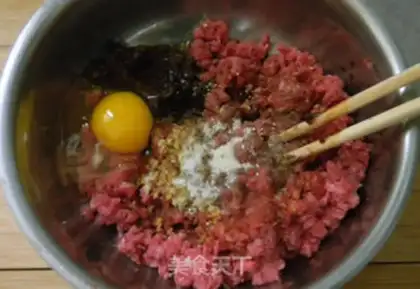Make A thousand-storey beef cakes and sour sauce step 0