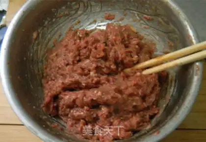 Make A thousand-storey beef cakes and sour sauce step 1