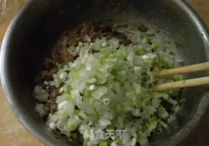 Make A thousand-storey beef cakes and sour sauce step 2