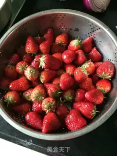 Make Homemade strawberry sauce step 0