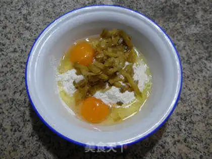 Make Squeeze eggs step 1