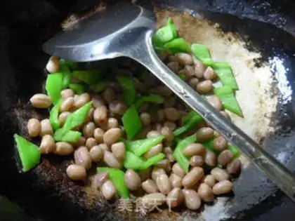 Make Pie pepper and peanut rice step 6