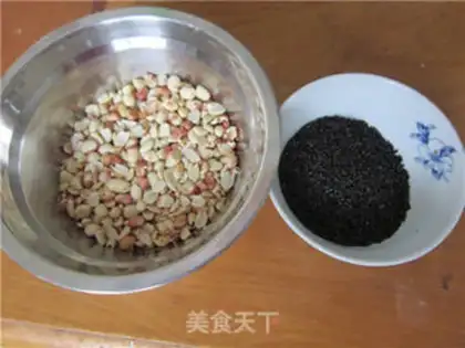 Make Peanut sesame soup step 0