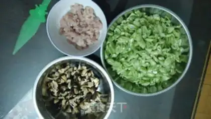 Make Four seasons of mushroom meat buns step 1
