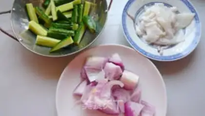 Make Bacon seafood pan step 1