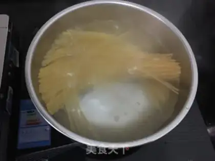 Make Spaghetti with salad sauce step 2