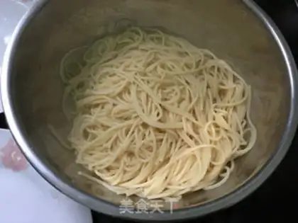 Make Spaghetti with salad sauce step 3