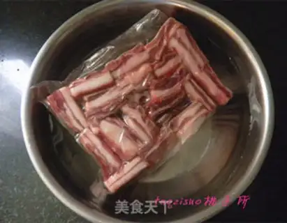 Make Spicy beans and lamb chops step 1