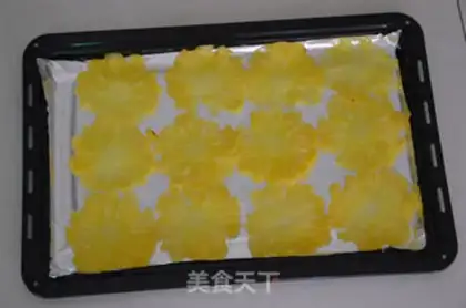 Make Pineapple dry flowers step 2