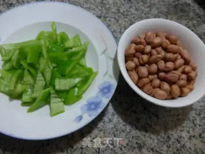 Make Pie pepper and peanut rice step 0