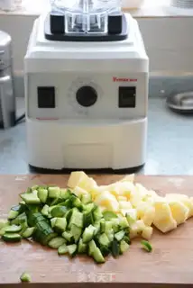 Make cucumber apple juice step 1