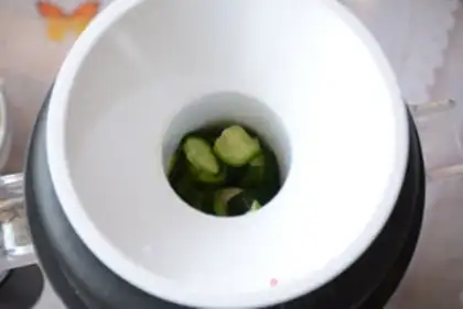Make cucumber apple juice step 2